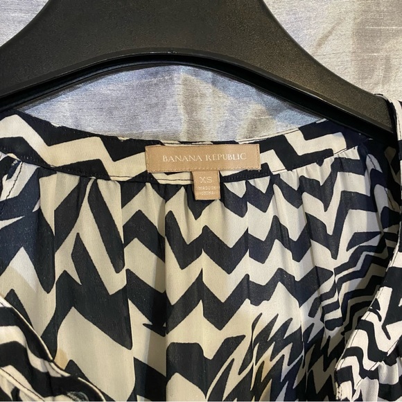 Banana Republic crepe zig zag top SZ XS GUC Button front and cuffs, light - Picture 6 of 9